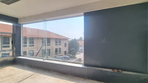 400 Jan Smuts Ave, Craighall Park, Randburg has a 300m² Retail Space Available To Let (18)